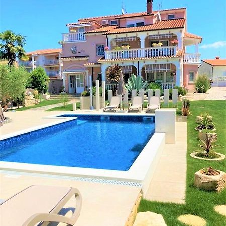 Apartment Villa Engel With Pool Porec Bagian luar foto