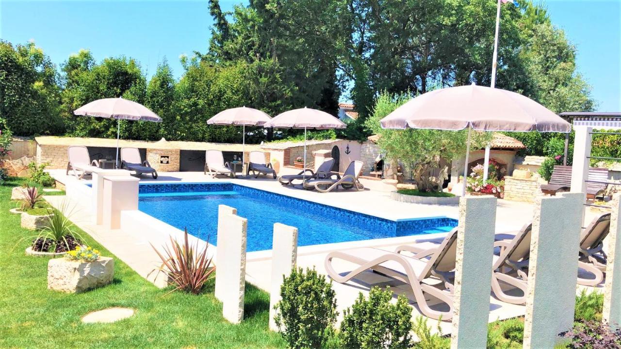 Apartment Villa Engel With Pool Porec Bagian luar foto
