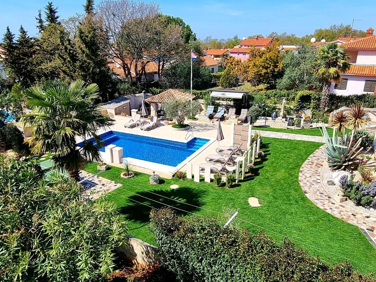 Apartment Villa Engel With Pool Porec Bagian luar foto