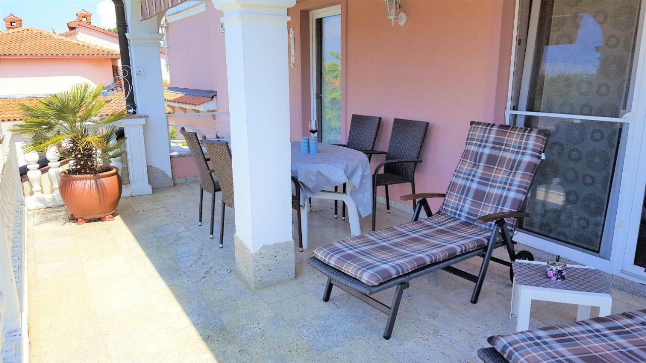 Apartment Villa Engel With Pool Porec Bagian luar foto